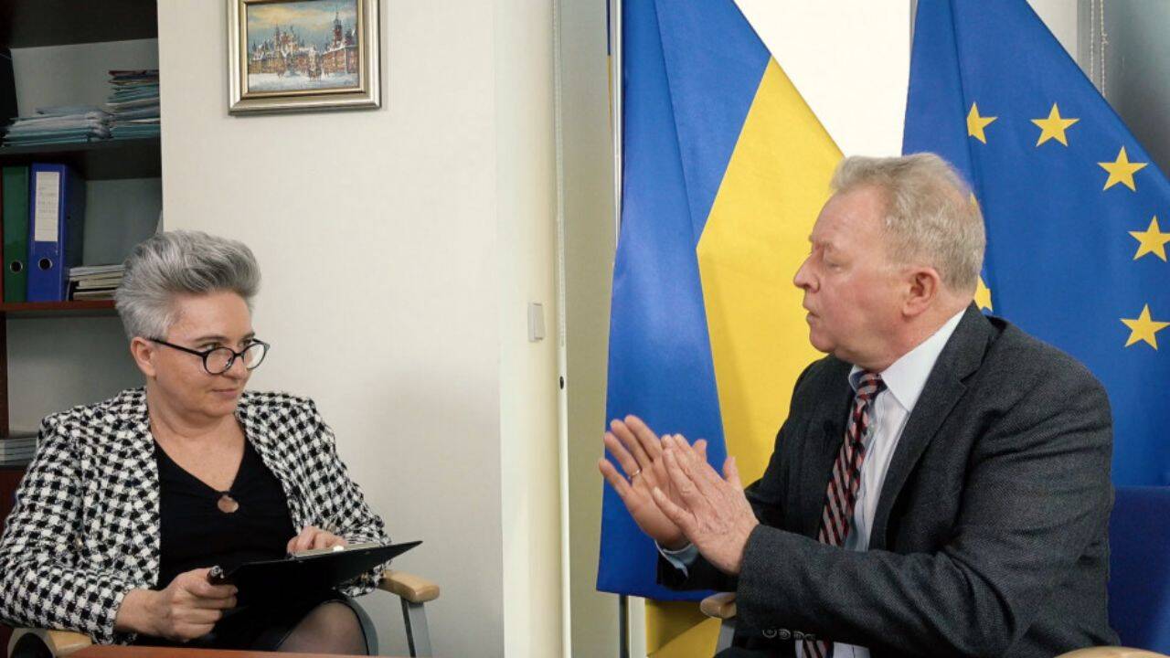Janusz Wojciechowski, Comisarul UE pentru Agricultura, oferind un interviu pentru un jurnalist