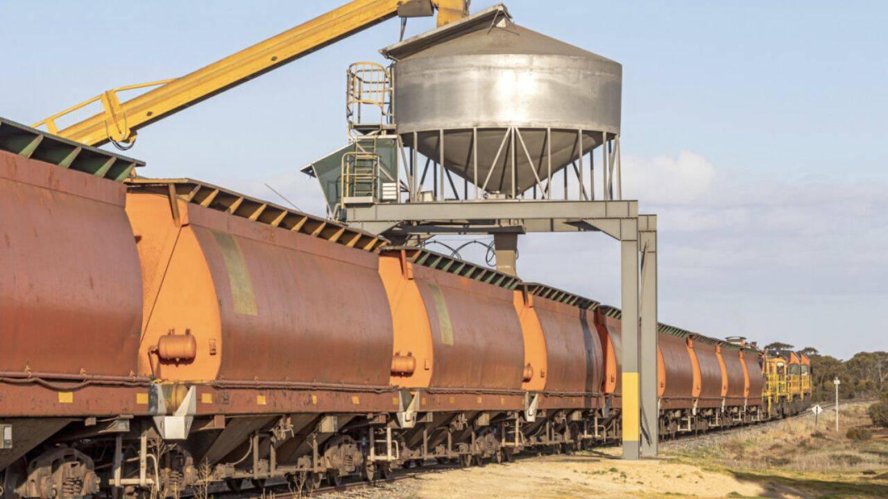 un tren cu mai multe vagoane